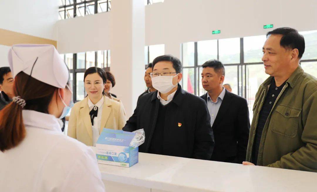 县领导钟琼,黄建恩参加调研.