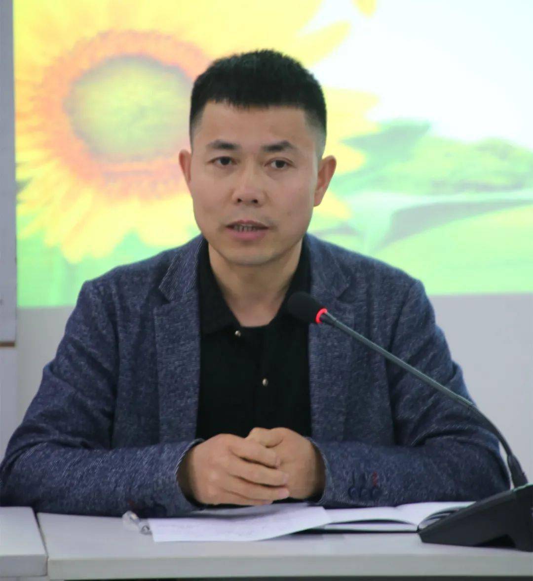 安全管理人为本立德树人德为先眉县中学召开班级管理暨安全工作例会