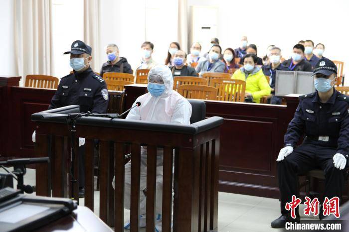 人民法院公开开庭审理广西中医药大学原基建处处长覃某献涉嫌受贿一案