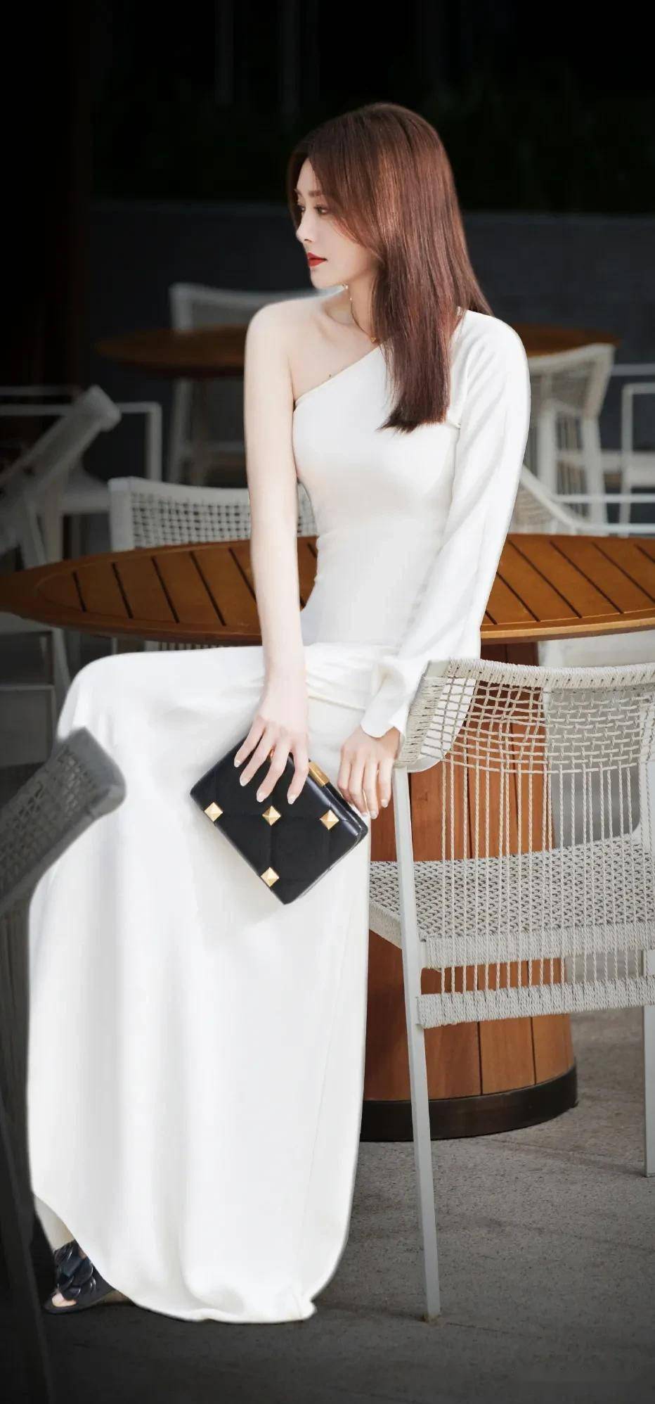 妖娆身姿楚楚动人贴身长裙尽显婀娜纤细身材一般人不敢这样穿