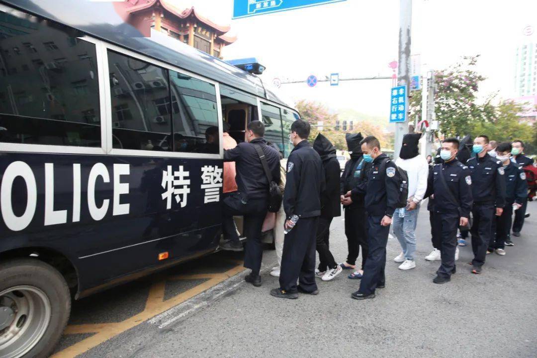 当晚的行动中,南平警方共抓获犯罪嫌疑人19名,缴获涉案手机217部,涉案