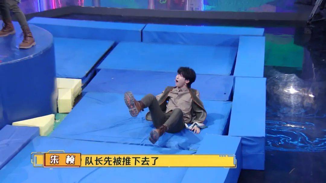 随后,在激烈的游戏中,"极限男团"又占据上风,合力把弟弟队伍的严浩翔