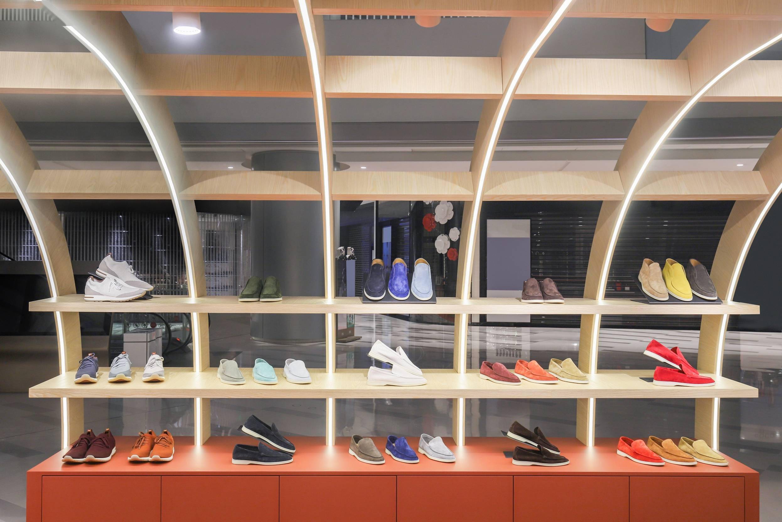 loro piana成都ifs"the rare walk"快闪店,专属空间呈现经典鞋履