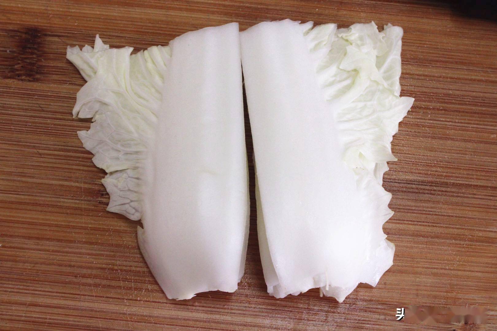 白菜帮子搭配木耳没想到这么好吃我家一周吃3回简单又美味