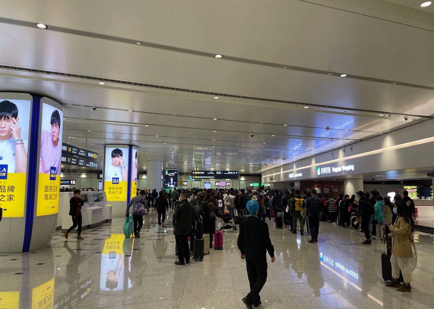 北京大兴机场安检自助闸机今早出故障,多名旅客误机