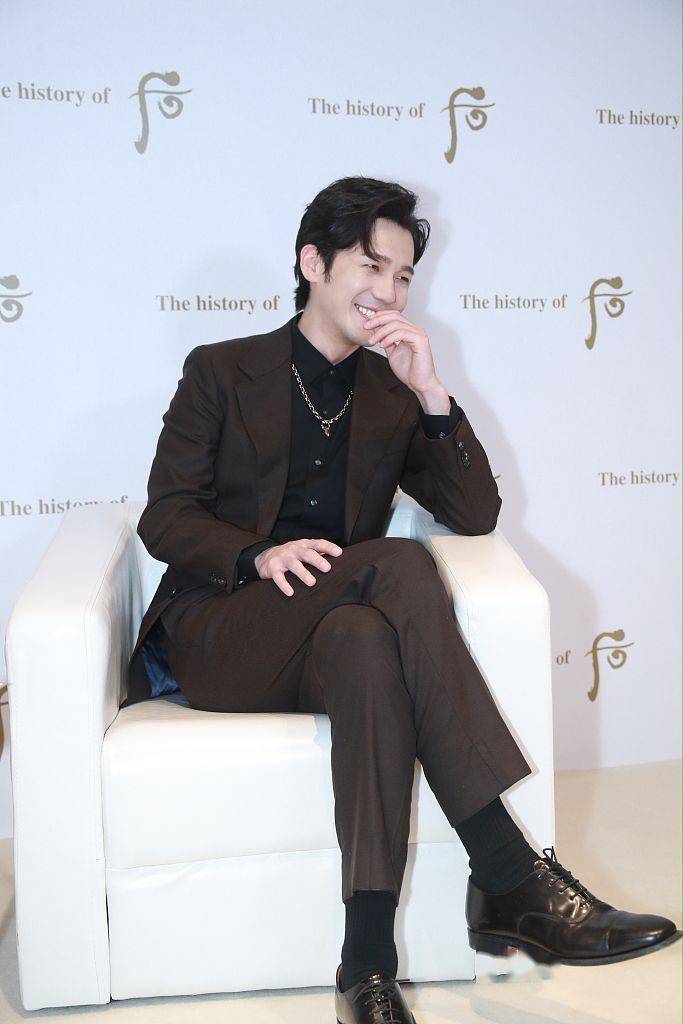 白宇深棕西装化身"深情王子" 半背头造型配心形项链个性十足