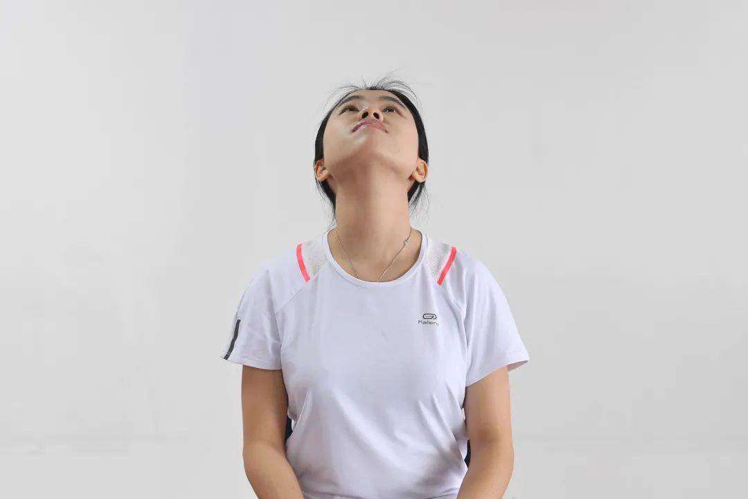 慢慢抬头至最大角度,维持6秒,复原.