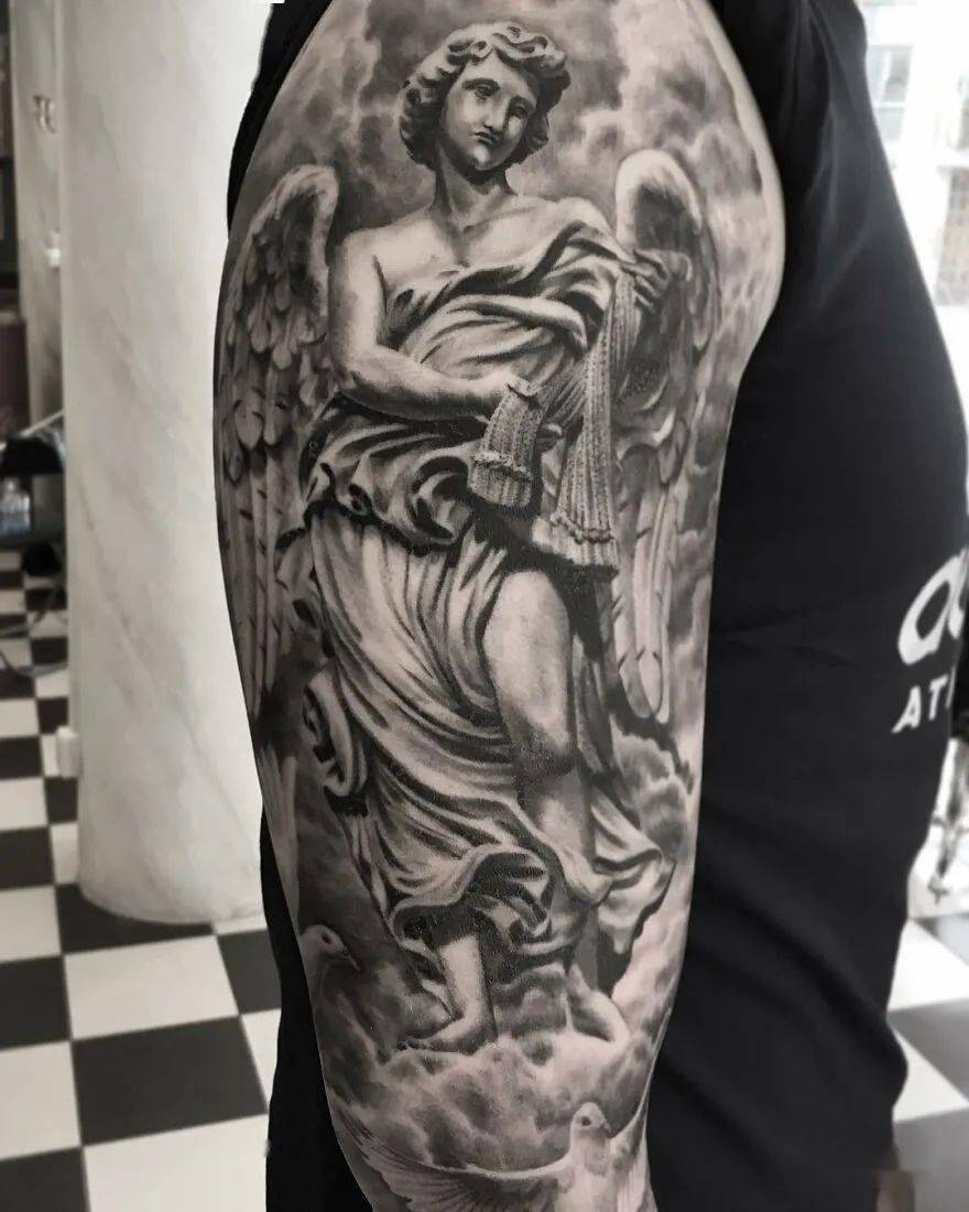 令人印象深刻的雕刻纹身下