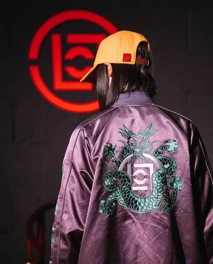 最近clot发布了部分新品,其中还包括了sacai联名,大多依旧以中国风为