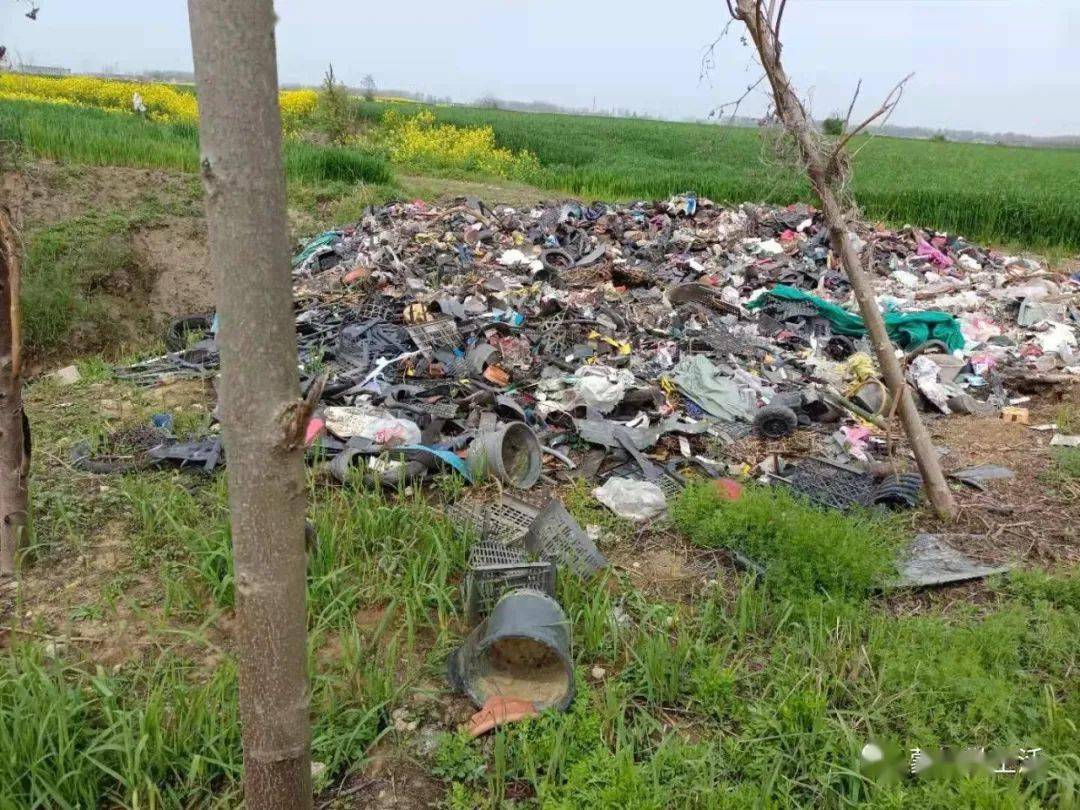 影响了沟内的环境卫生聚集成一片鞋子,皮包,网套,废弃塑料制品等散布