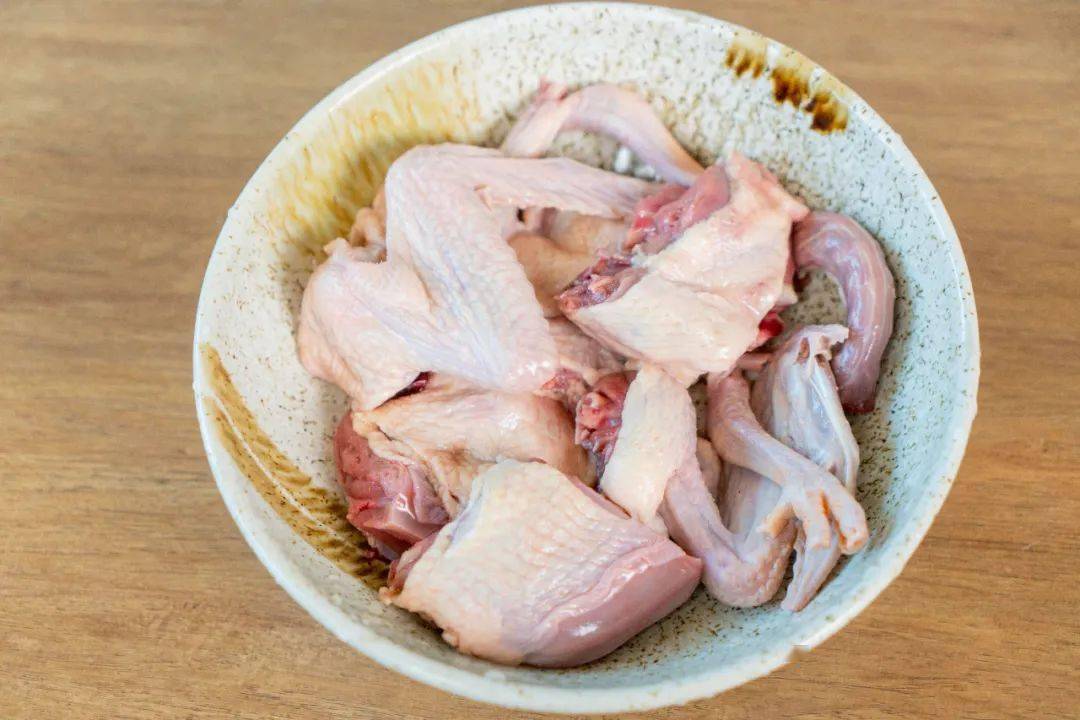 时间到后盛出鸽子肉,拿出小碗.