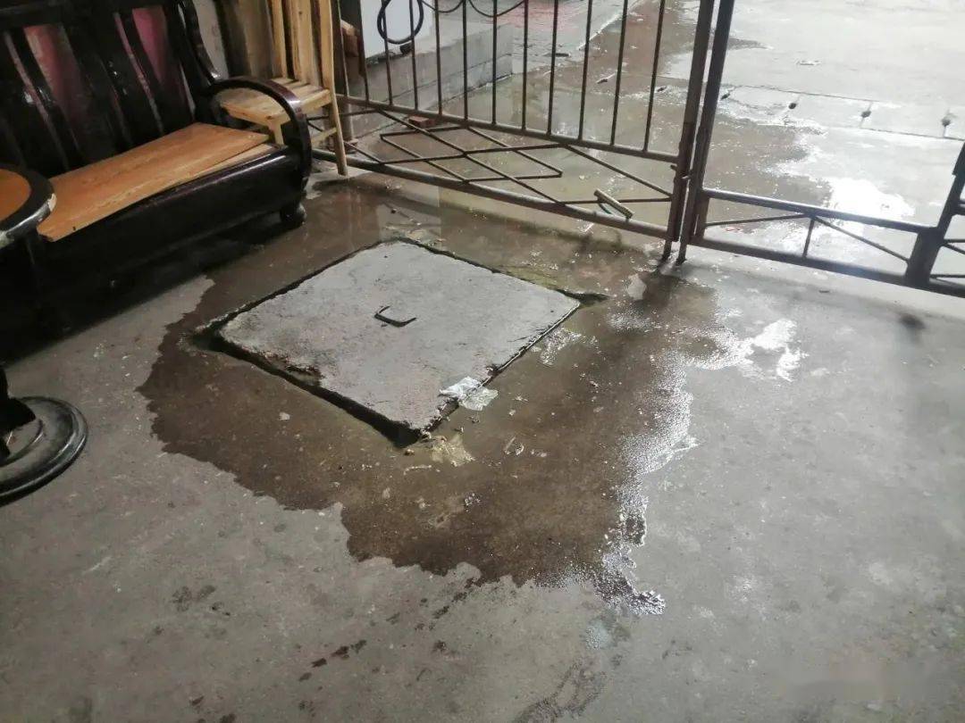 崇桂新村84幢门楼下化粪池满出夹了,已经有一个星期,造成来往行人不