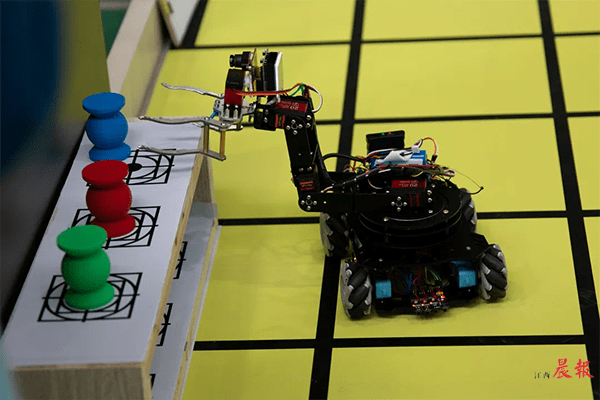 大学生造机器人各显神通亮绝活