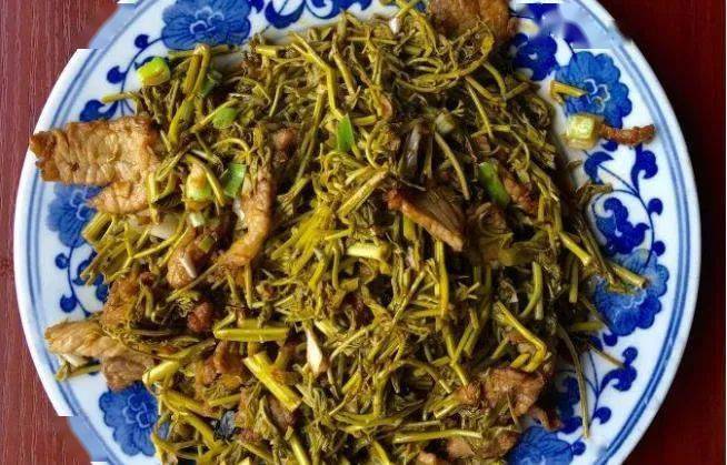 木兰芽炒肉02鲜嫩的栾树芽采后并不能直接食用,一般的做法是先用开水