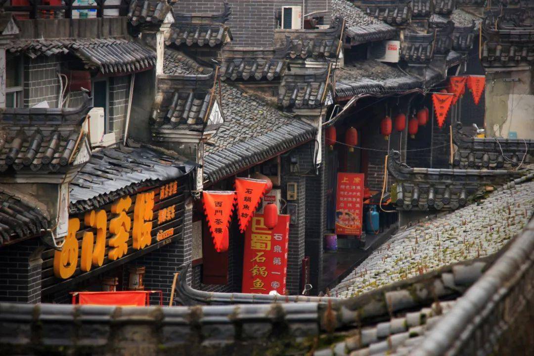 汉江石泉古城雄踞汉水北岸的石质高地,是陕南保存最完好的明清古街.