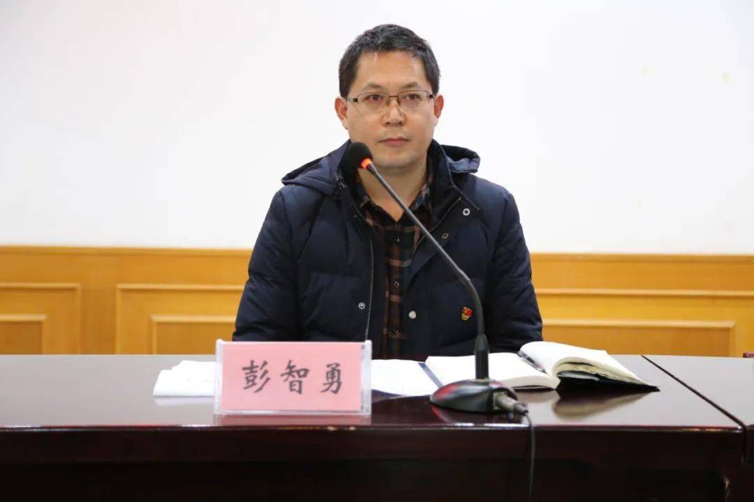 授课现场,彭智勇用生动的语言,大量的革命先烈和他们丰富的事例,以