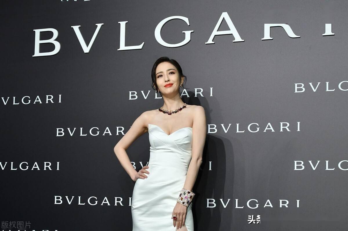 佟丽娅现身bvlgari活动红毯穿白色抹胸礼服性感满分