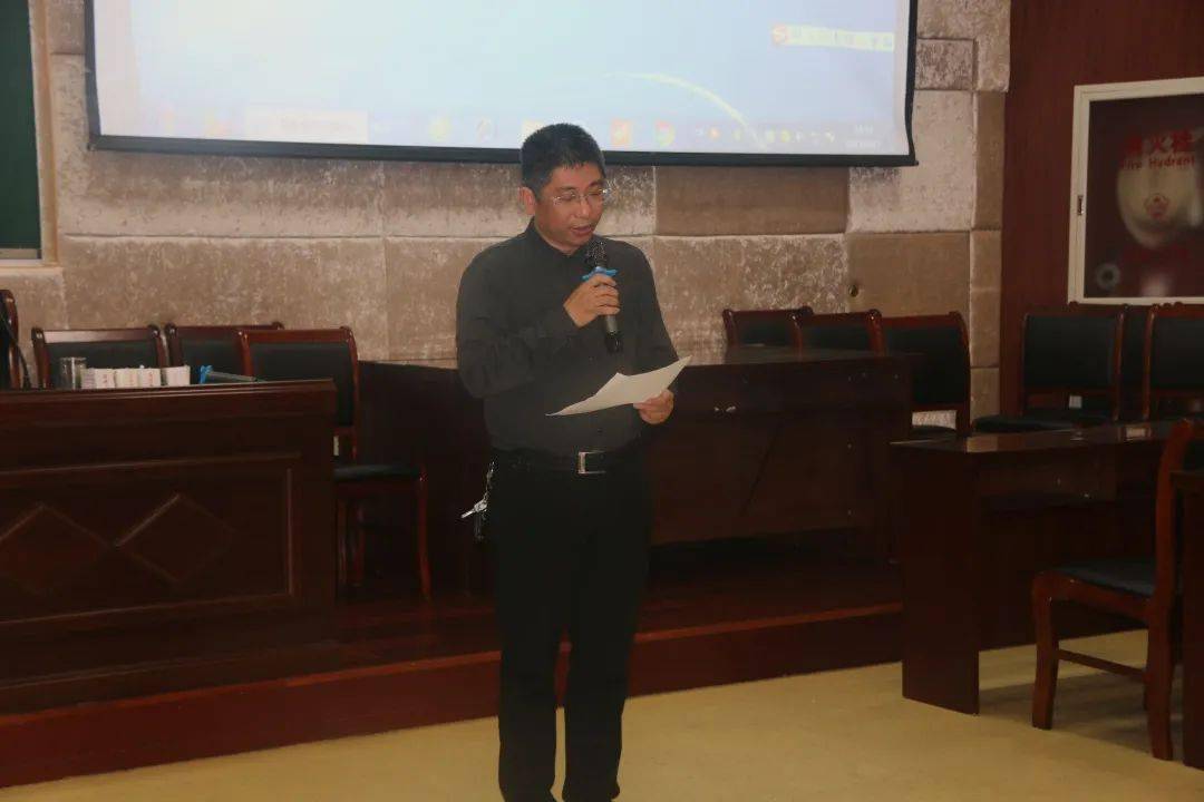 活动伊始,杜桥中学校长书记王晶华致辞.