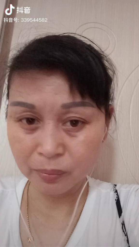 友友们晚上好七六的老阿姨每天都是用美颜拍抖音今天用个纯素颜面对