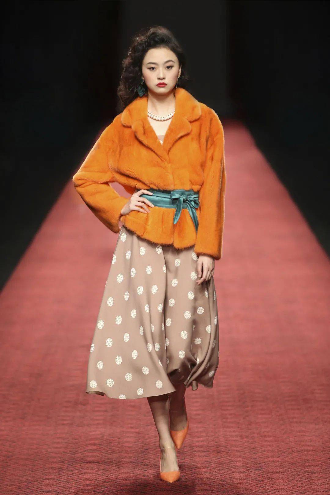 其实粉橘色,薄荷绿这样粉嫩,清新的颜色十分挑剔面料,yiner音儿在面料