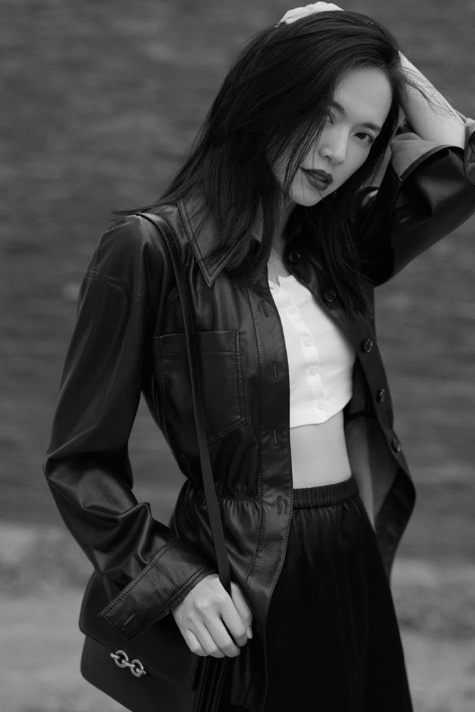 姚晨穿黑色皮衣搭蕾丝半裙 小露蛮腰性感时髦