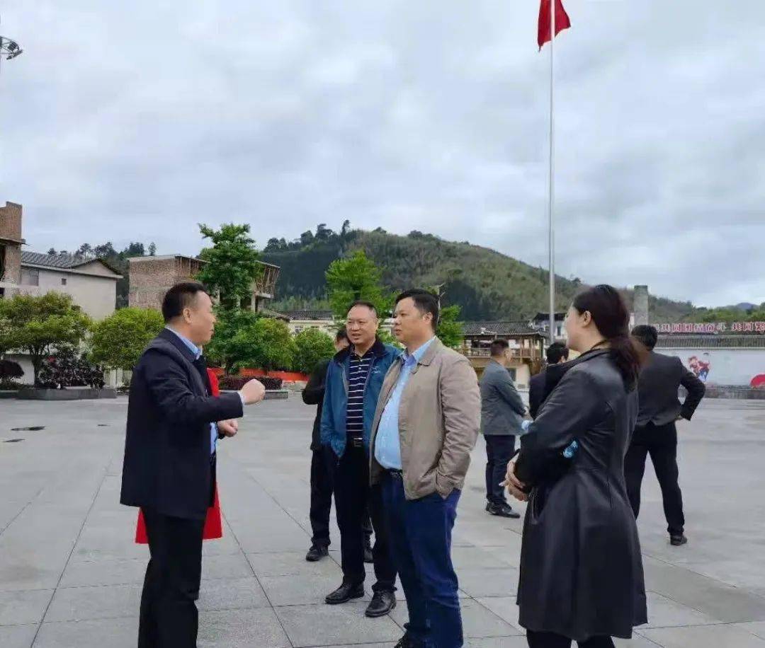 兴安县委常委,副县长庄慧琼,龙胜各族自治县县委书记周卉,县长黄强,县