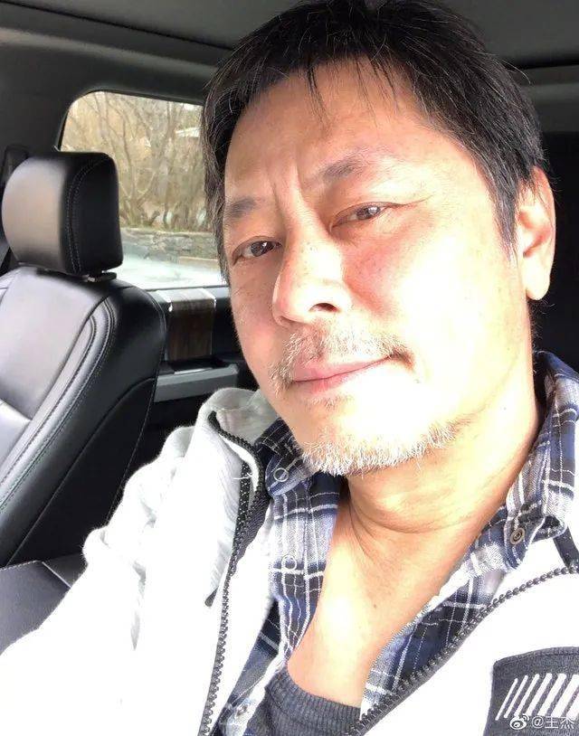 58岁王杰退出乐坛移居加拿大自拍近照劲沧桑