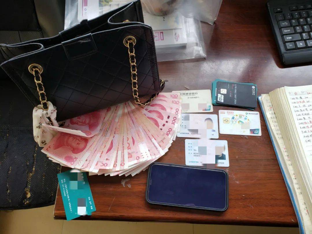 67日行一善乘客险丢包包706路驾驶员帮找回