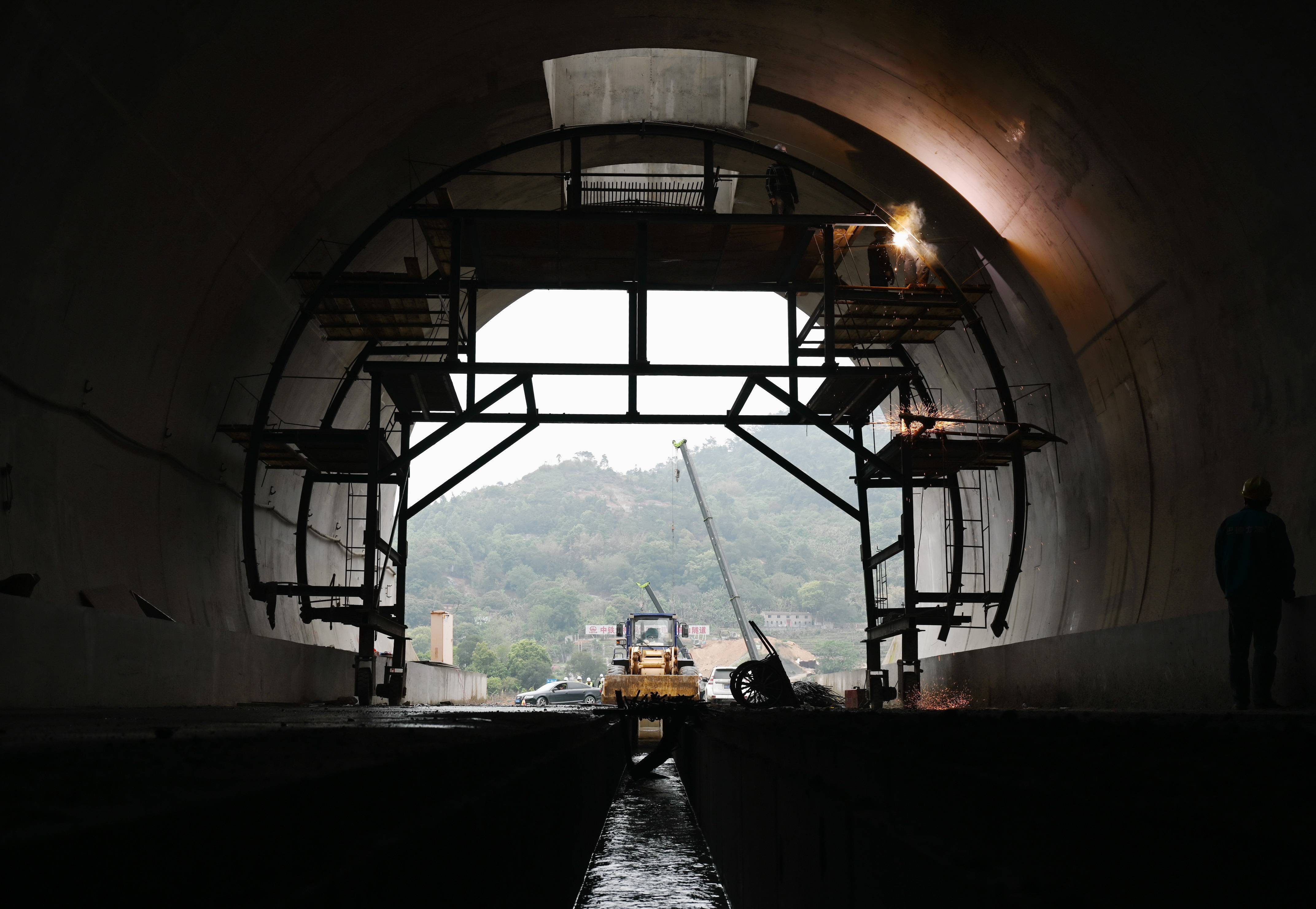 我国首条跨海高铁全线最长隧道贯通