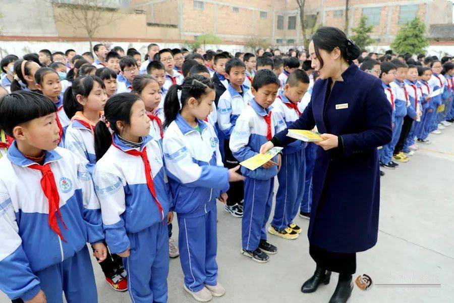 出发前往秦安县兴国镇,分别于兴国镇第二小学,第三小学,何川社区,蔡店