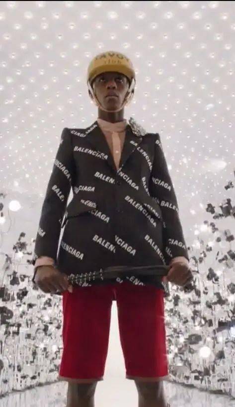 Gucci 推出庆祝品牌成立一百周年的特别系列，与Balenciaga 跨界“合作 