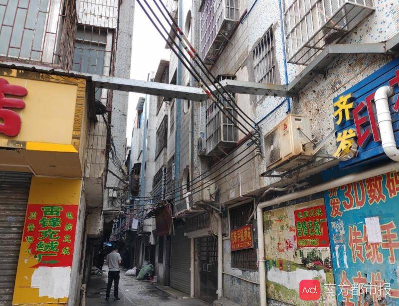 无修缮,无身份的"黑户小区",在往后的20多年里日渐破败,成为康乐村