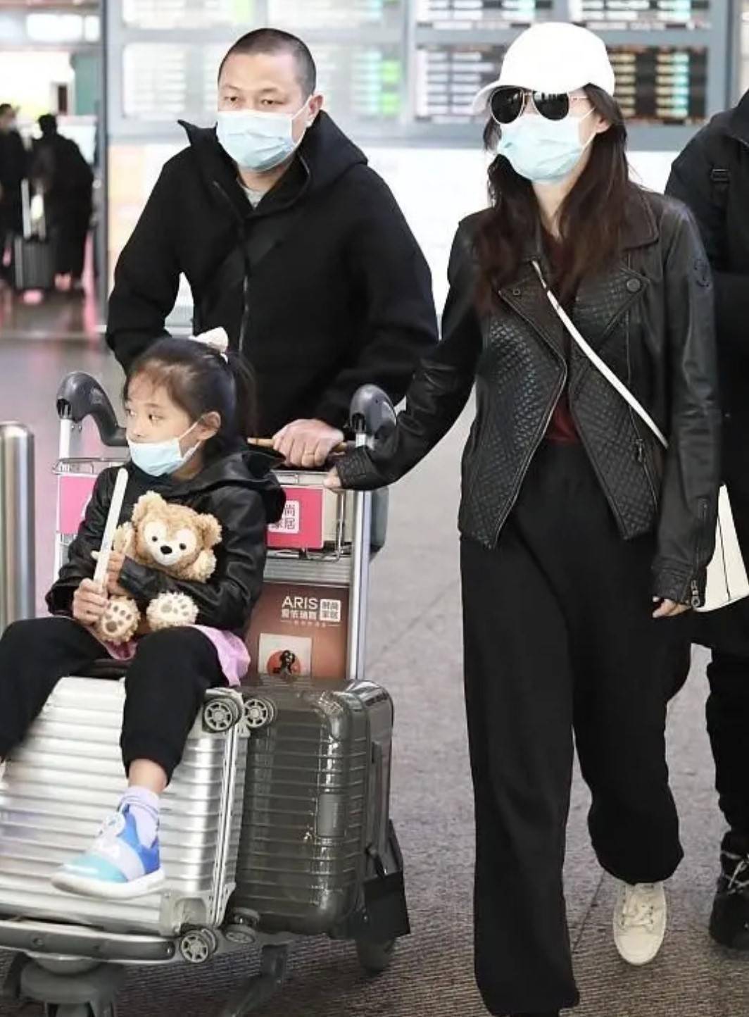 梅婷一家三口走机场穿皮衣简单高级老公穿短裤却略显奇葩