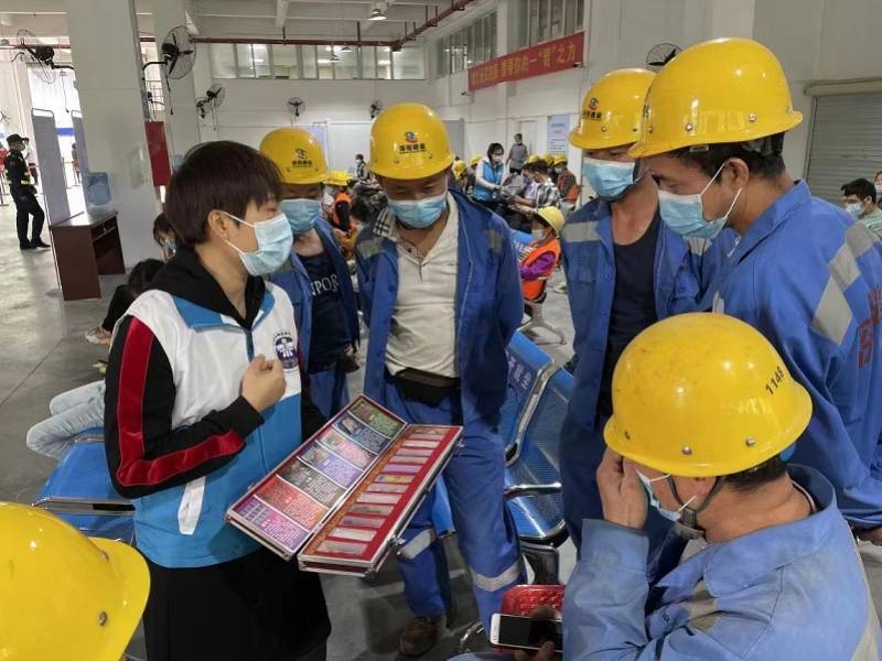 深入一线新湖街道向来深建设者普及禁毒反诈知识