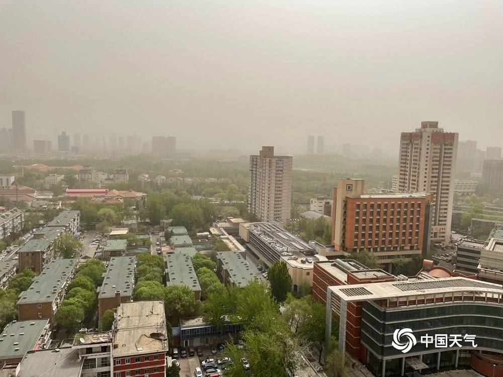 天津遭遇沙尘天气如笼黄纱