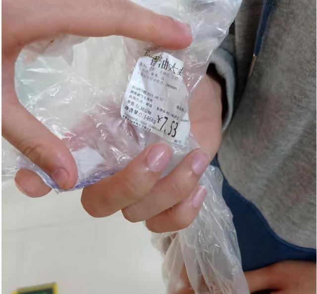 在超市买油焖大虾吃出活蛆工作人员居然说蛆是蛋白质