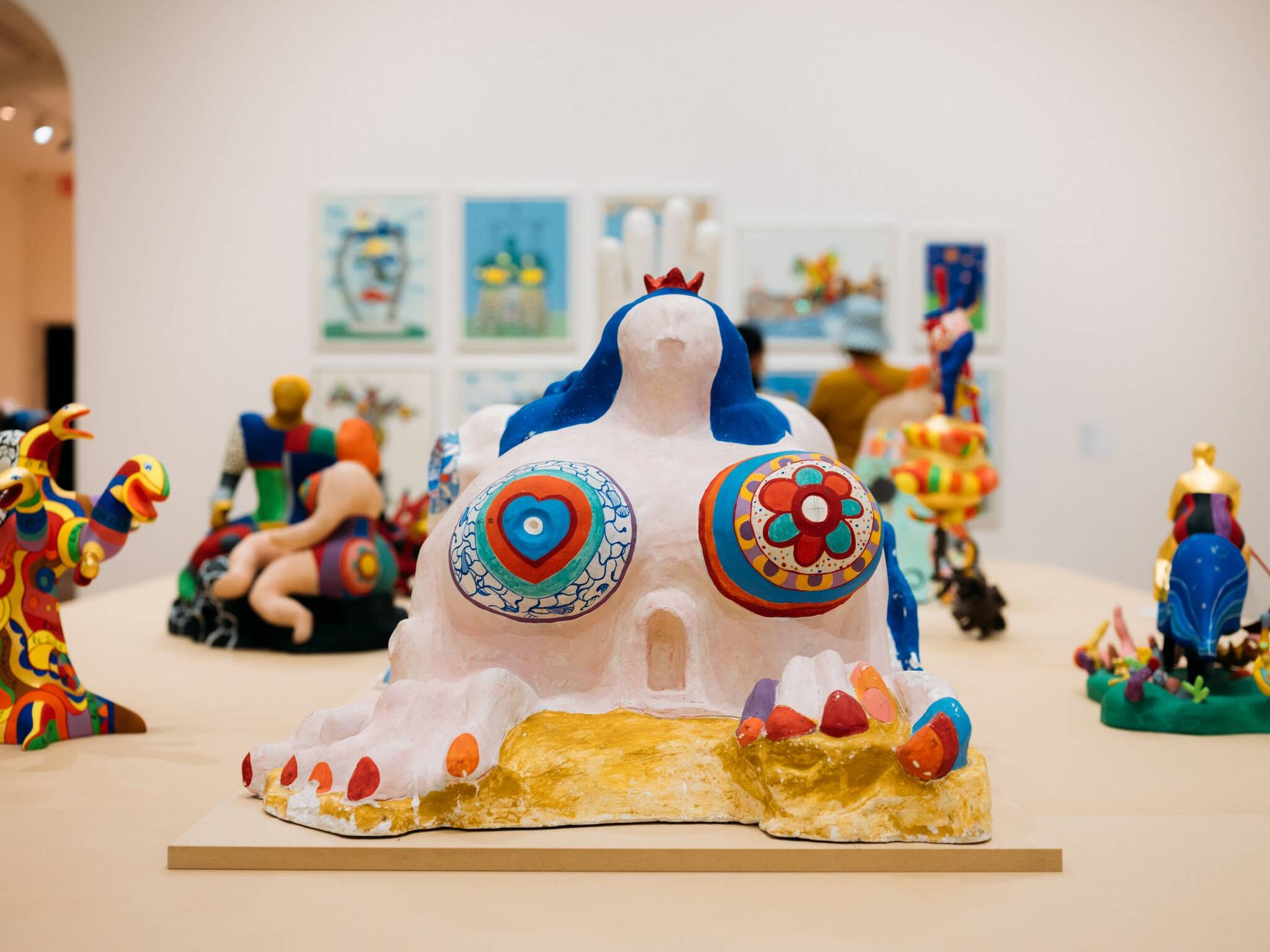 妮基·圣法勒与其作品在巴黎家中与妮基·圣法勒处于同时代艺术家们在