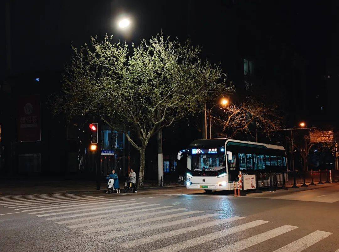 上海徐汇,午夜巴士和骑电动车回家的人