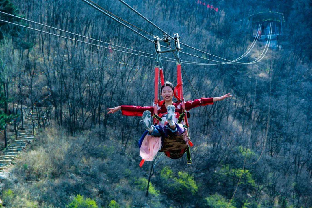 龙门山的玻璃滑道被称为"巨龙旱滑",是济南市较长的旱地滑道,全长846