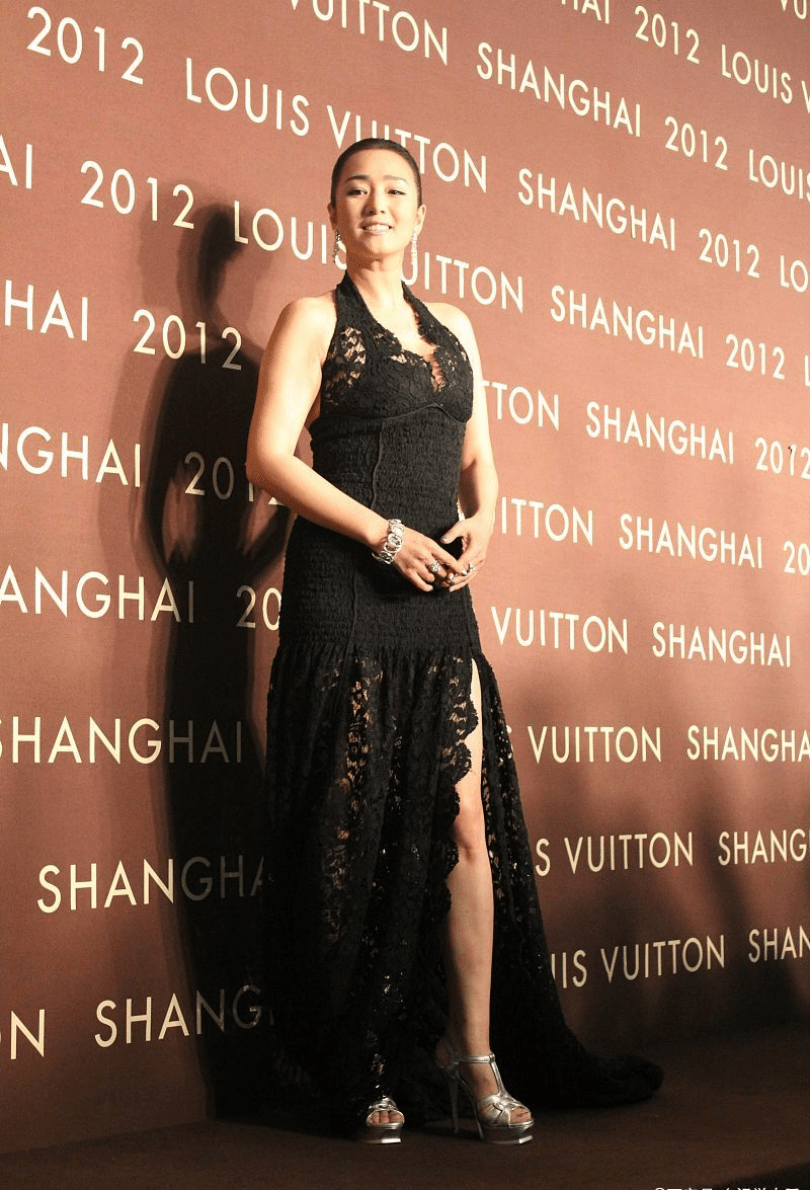 作为世界级演员的巩俐,她的礼服搭配就是黑色居多,而且一身全黑的搭配