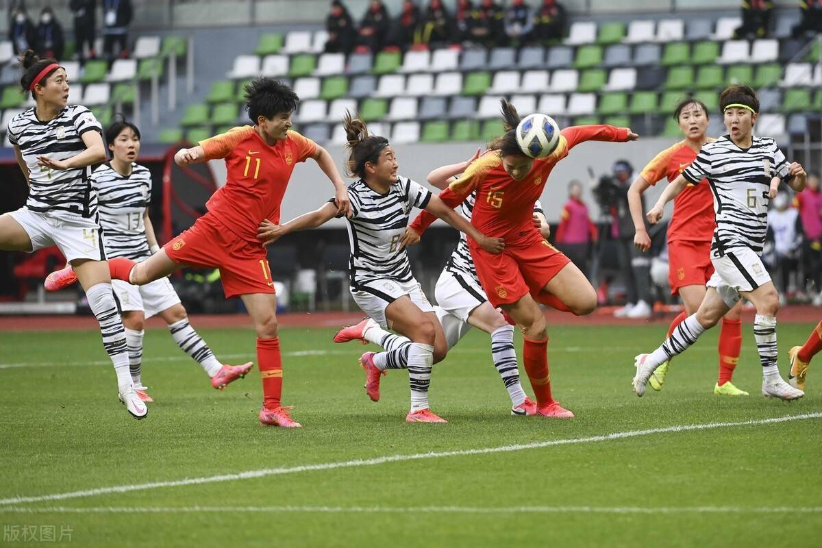 女足的任意球,到底是王霜进的还是杨曼进的?