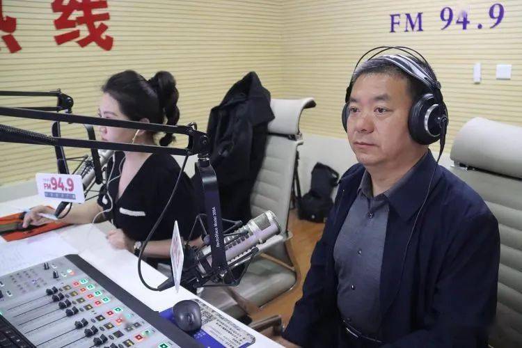 刘林松走进长治新闻综合广播《党风政风热线》栏目直播间与广大听众