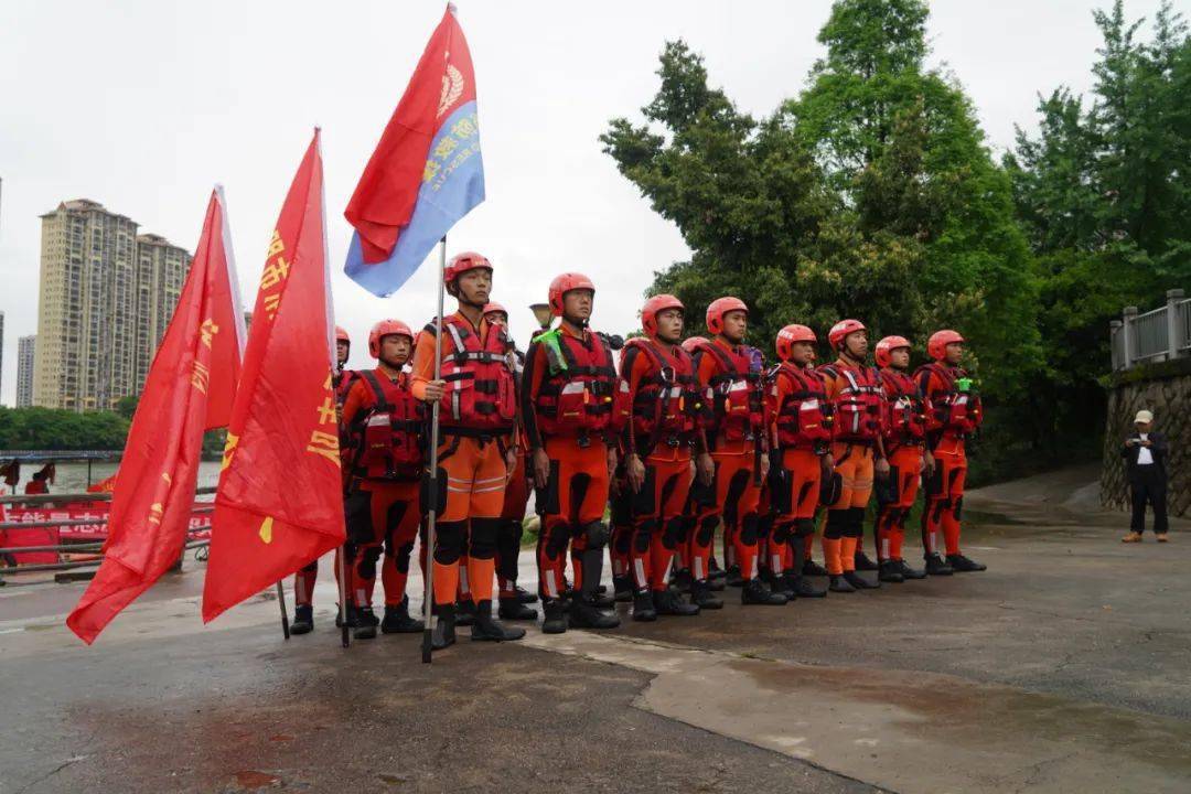 经过一系列水上救援演练,证明了这支年轻的救援突击队的技能娴熟,功底