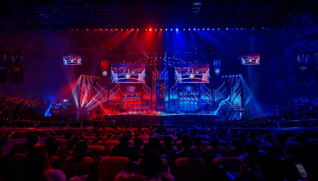 这场决赛,kpl用大胆的尝试和近乎完美的舞台呈现,再一次回应了那些