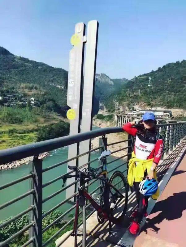 骑行中的"莹"春花