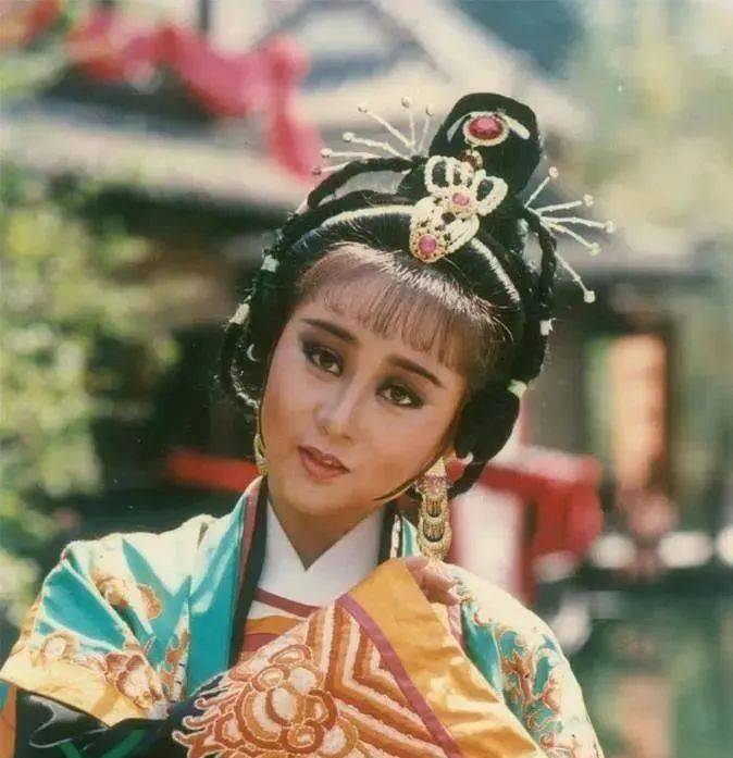 本剧是1987年发行的12集电视剧,利智扮演了貂蝉.5.