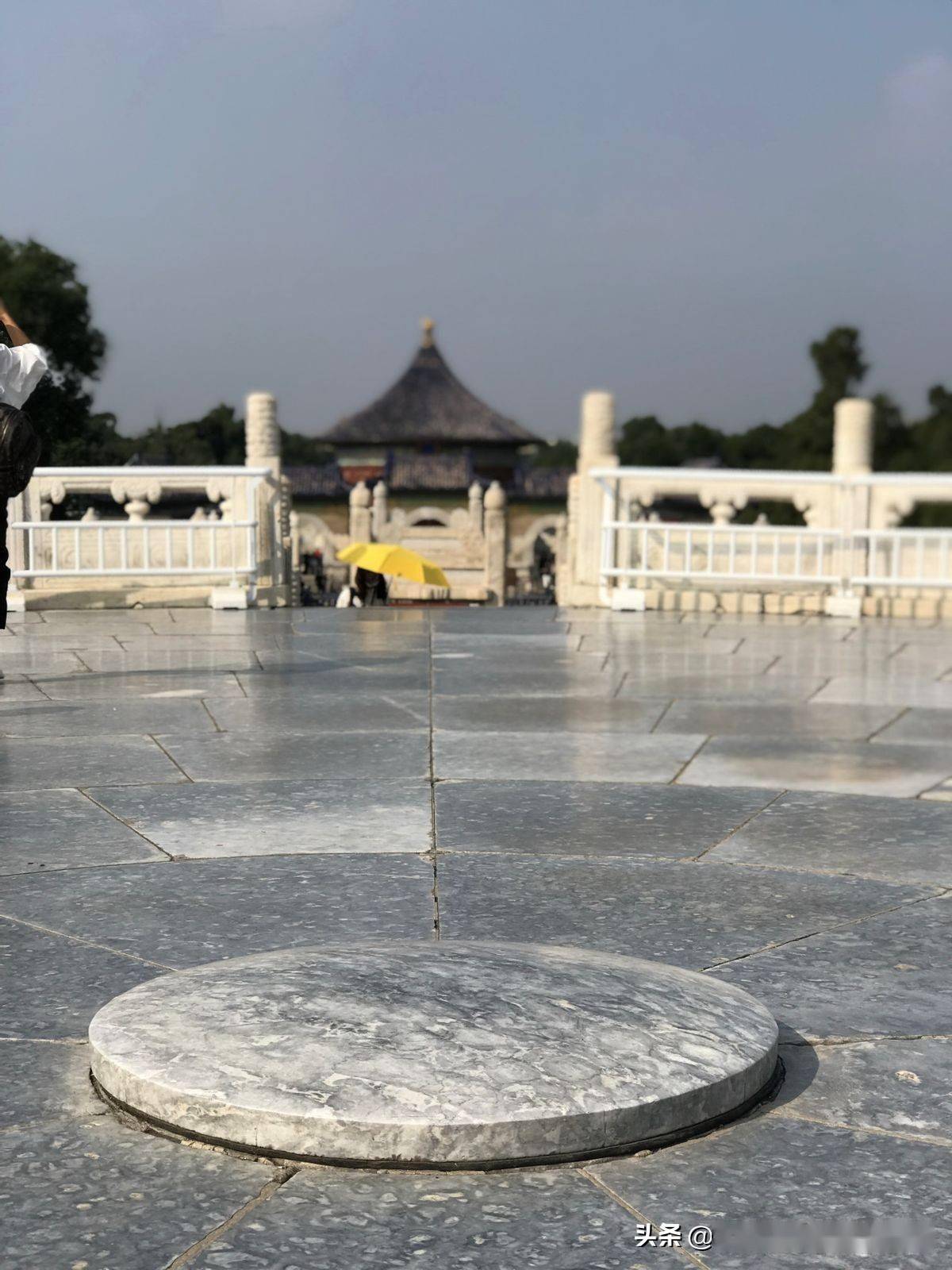 天坛站在天心石上拍拍手