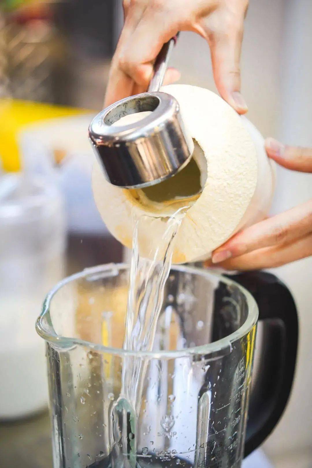 现开的椰青带着淡淡的清香,椰汁清甜中带着淡淡的奶味,饮之如清泉