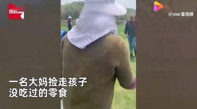 大妈拿走孩子零食！