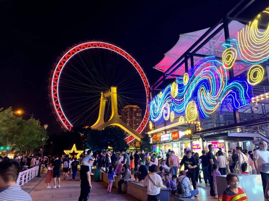 包括夜市聚集各地美食超百种主打好吃,好看,好玩等时尚元素摩天轮夜市
